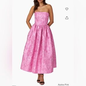 Shoshanna’s Dana strapless dress features a fit-and-flare silhouette. W/pockets